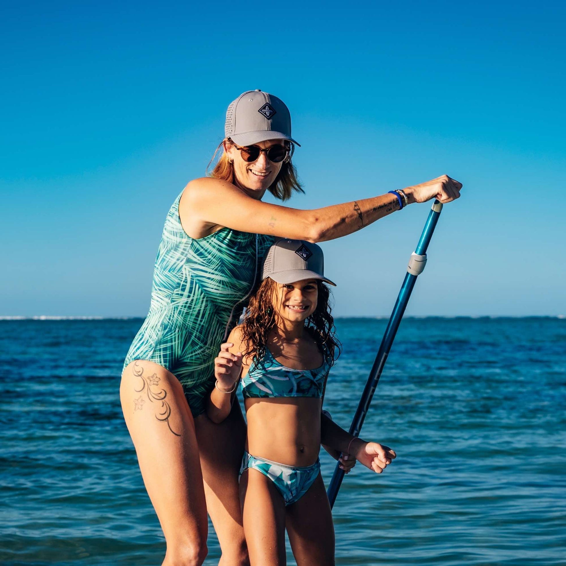 Soulbuddy Sorts Cap 2er-Set Grau Mutter und Tochter am SUP fahren