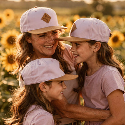 Soulbuddy Familien Partnerlook Snapback Caps 3er-Set in Flieder – im Partnerlook getragen