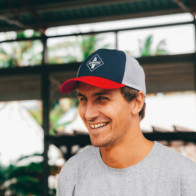 Soulbuddy Trucker Cap für Damen und Herren in Blau-Rot – Lifestyle-Foto