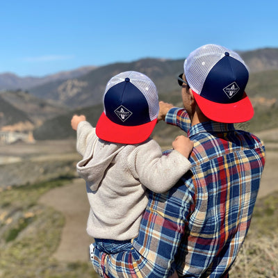 Soulbuddy Familien Partnerlook Trucker Caps 3er-Set in Blau-Rot – Lifestyle-Foto im Partnerlook