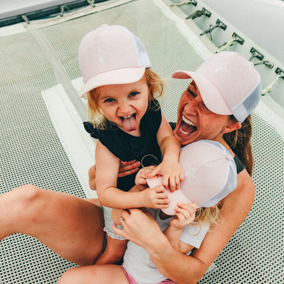 Soulbuddy Partnerlook Trucker Caps 2er-Set für Eltern und Kind in Rosa-Weiß – Partnerlook im Alltag