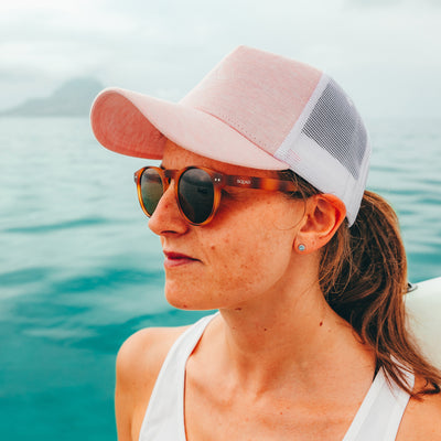 Soulbuddy Trucker Cap für Damen und Herren in Rosa-Weiß – im Alltag getragen