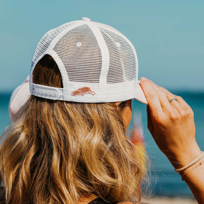 Soulbuddy Trucker Cap für Damen und Herren in Rosa-Weiß – getragen
