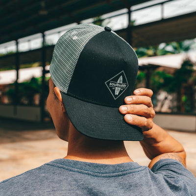 Soulbuddy Trucker Cap für Damen und Herren in Schwarz-Grau – Lifestyle-Foto